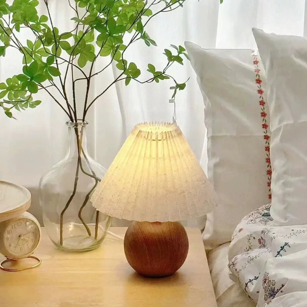Lampe de chevet au pied en bois et abat-jour plissé