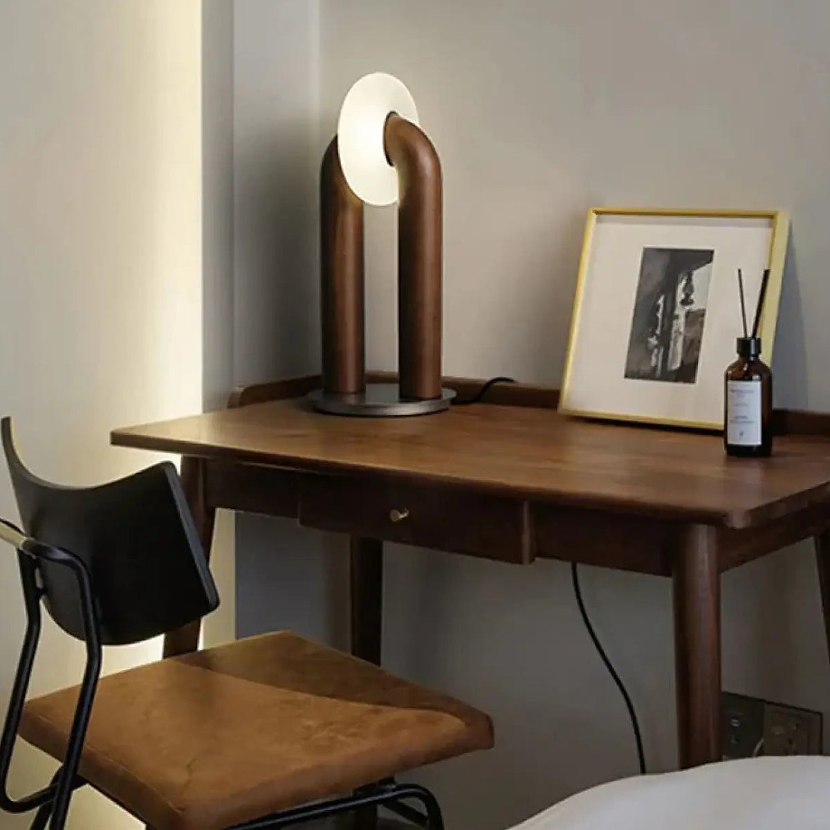 Lampe de table en bois foncé et métal à cercle lumineux