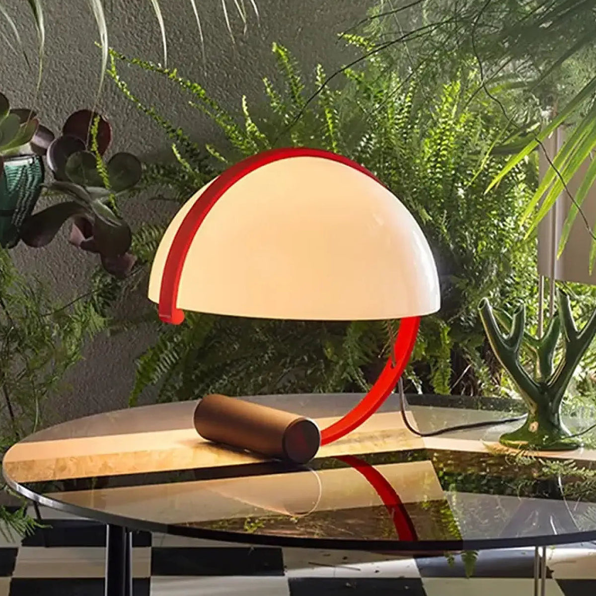 Lampe à poser en demi-lune aux courbes douces, rouge ou beige