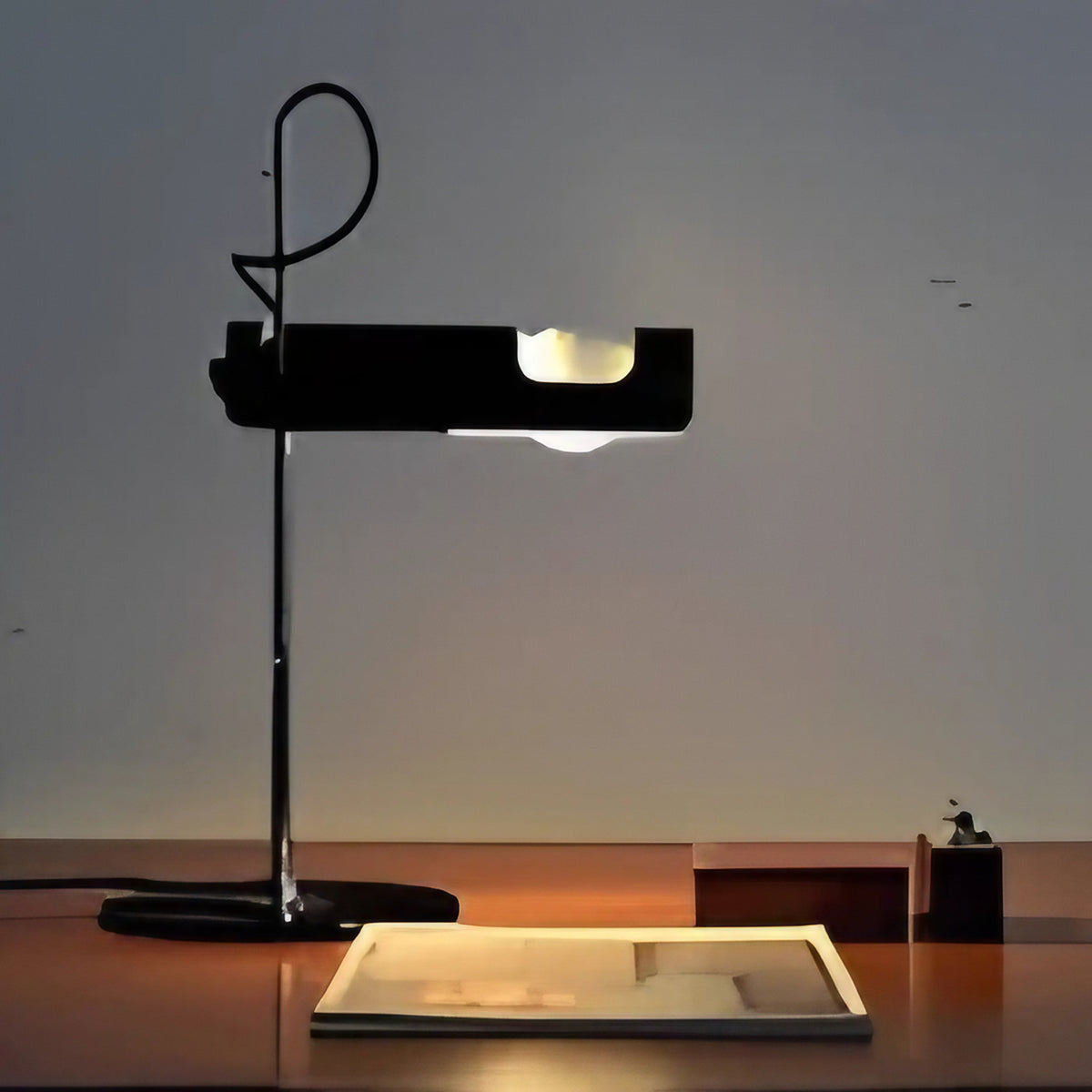 Lampe à poser en métal à éclairage directionnel, blanche ou noire