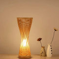 Lampe de chevet en rotin tressé, silhouette torsadée