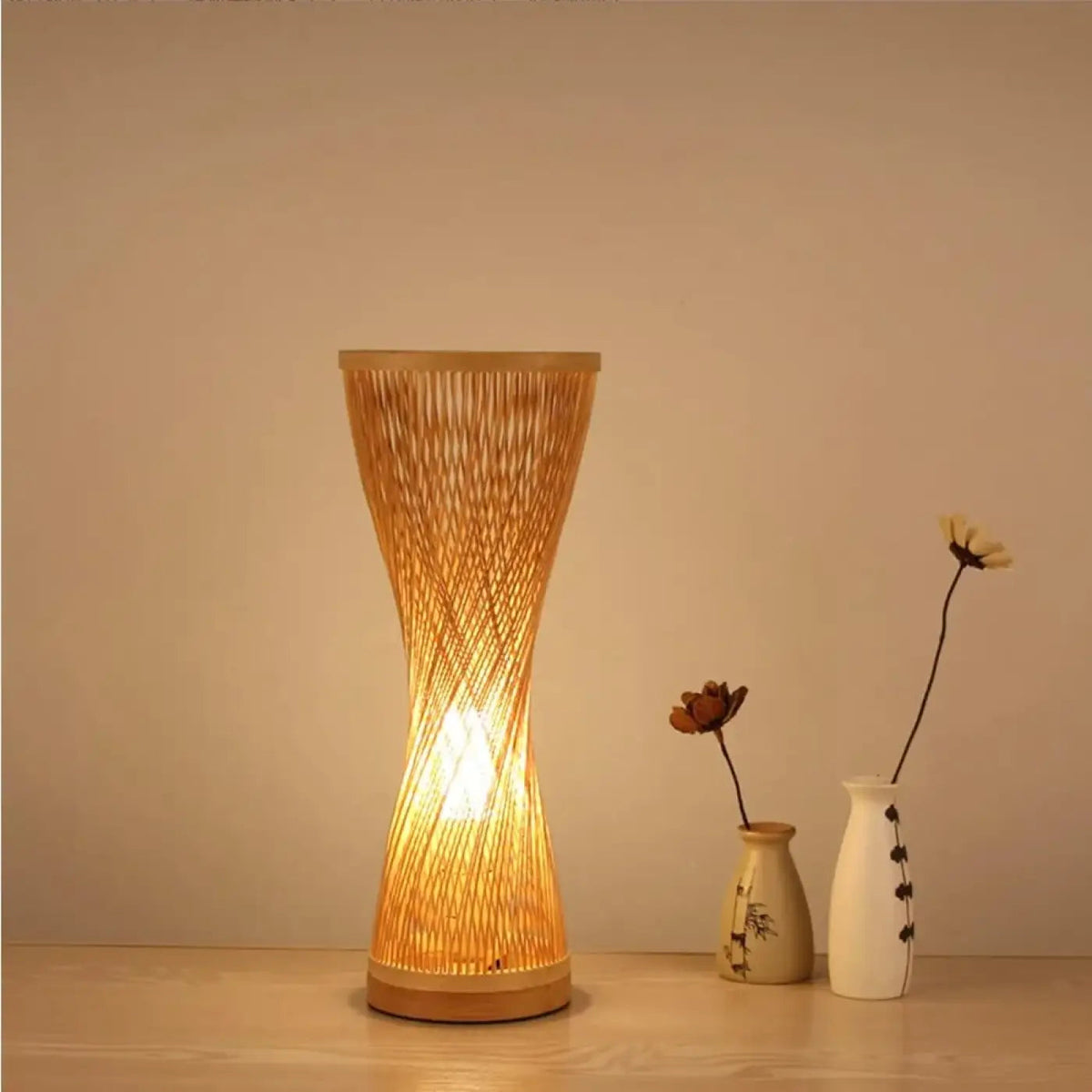 Lampe de chevet en rotin tressé, silhouette torsadée