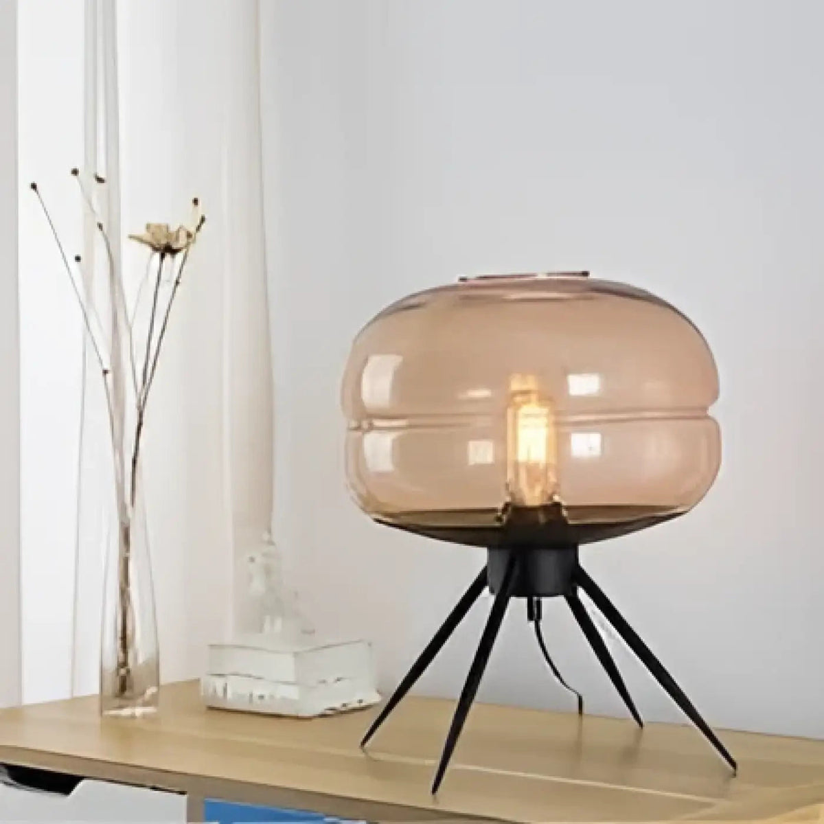Lampe de table à trépied, abat-jour en verre fumé cognac ou gris
