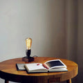 Lampe à poser industrielle à ampoule filament, socle en bois