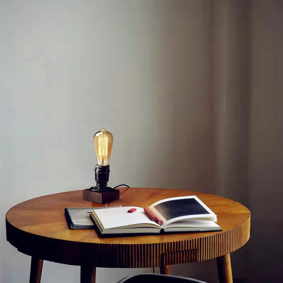 Lampe à poser industrielle à ampoule filament, socle en bois