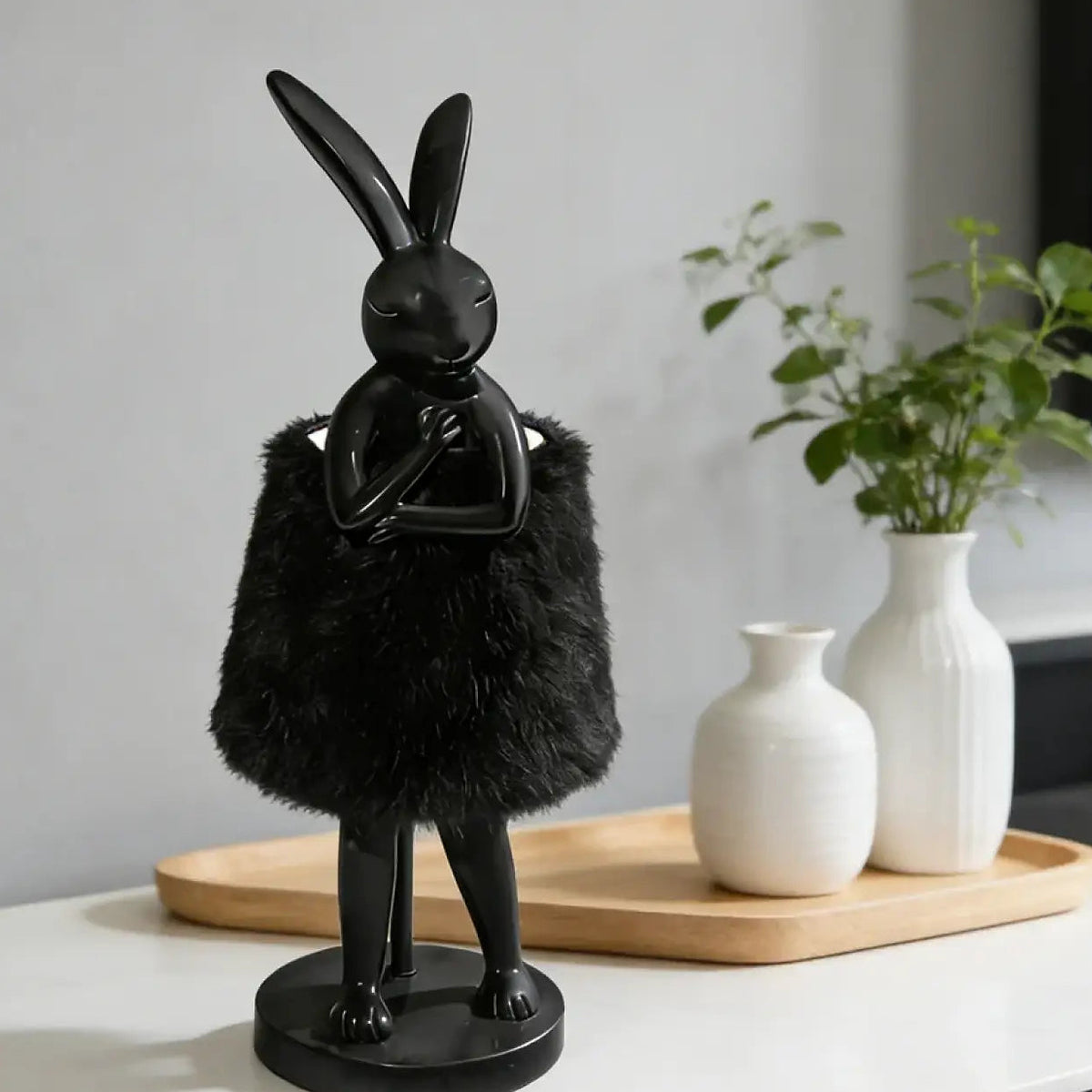 Lampe lapin en robe duveteuse, style contemporain