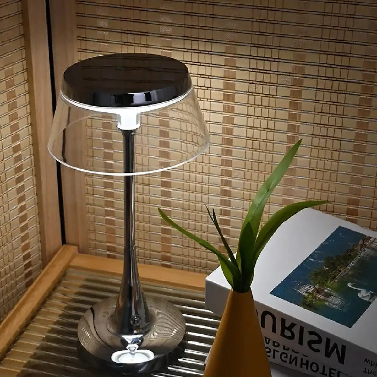 Lampe de table à base chromée et abat-jour transparent, noir