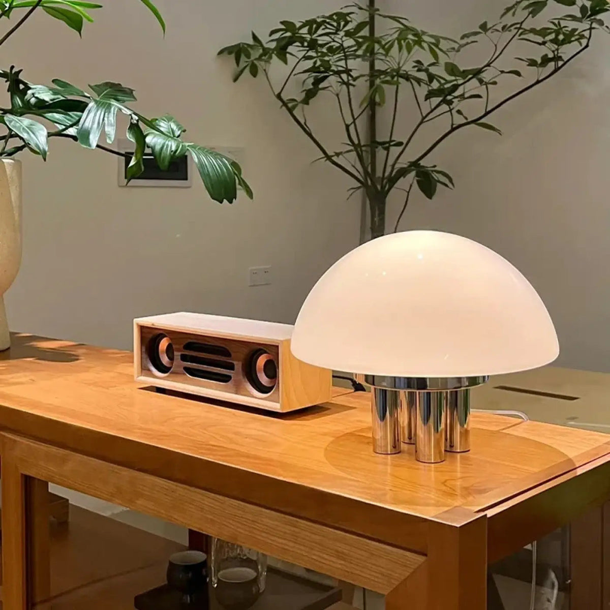 Lampe à poser épurée, abat-jour blanc en tissu, base en métal