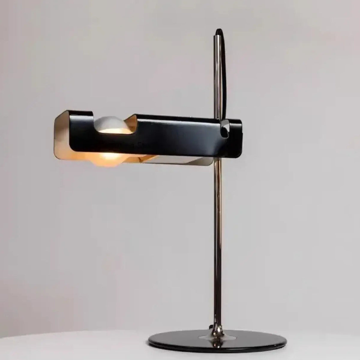 Lampe à poser moderne aux lignes graphiques, noire ou blanche