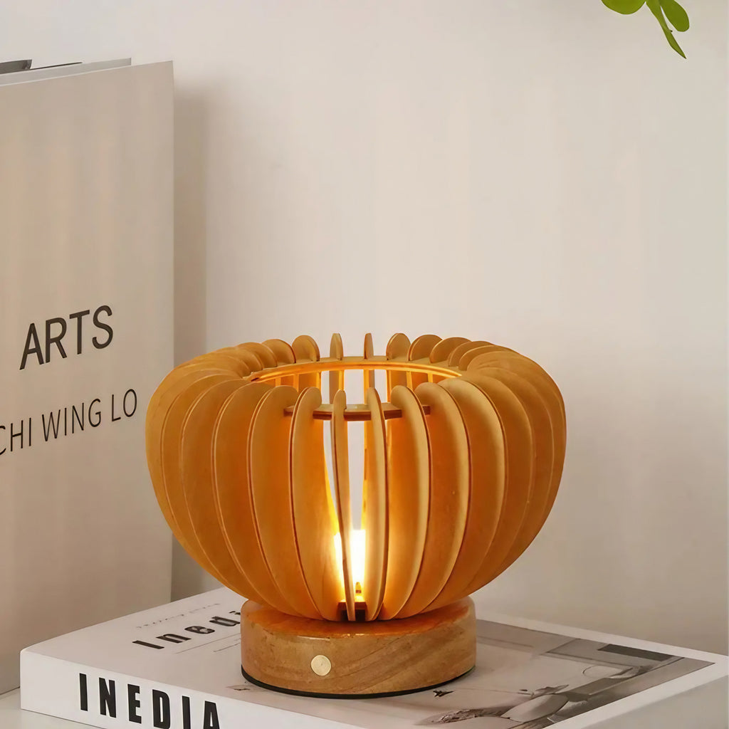 Lampe de table en bois aux formes organiques