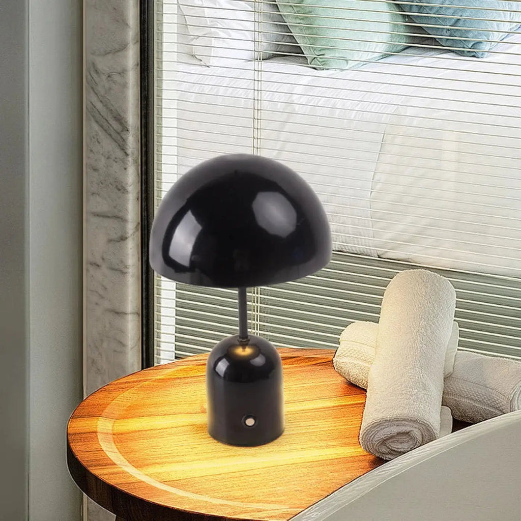 Lampe en métal à abat-jour demi-sphère, huit coloris