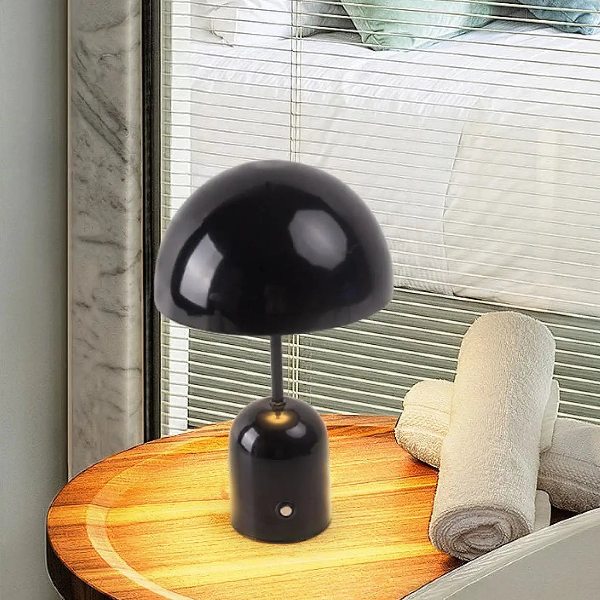 Lampe en métal à abat-jour demi-sphère, huit coloris