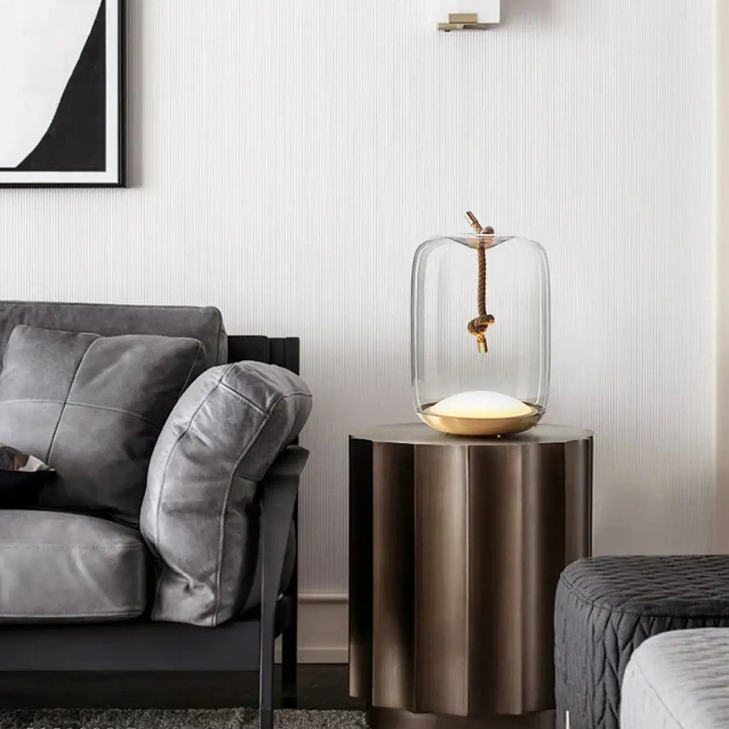 Lampe de table sous cloche de verre, détails en corde