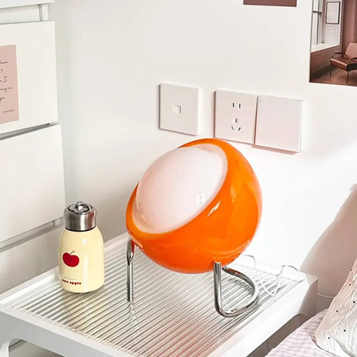 Lampe de table orange rétro, diffuseur opalin et pieds chromés