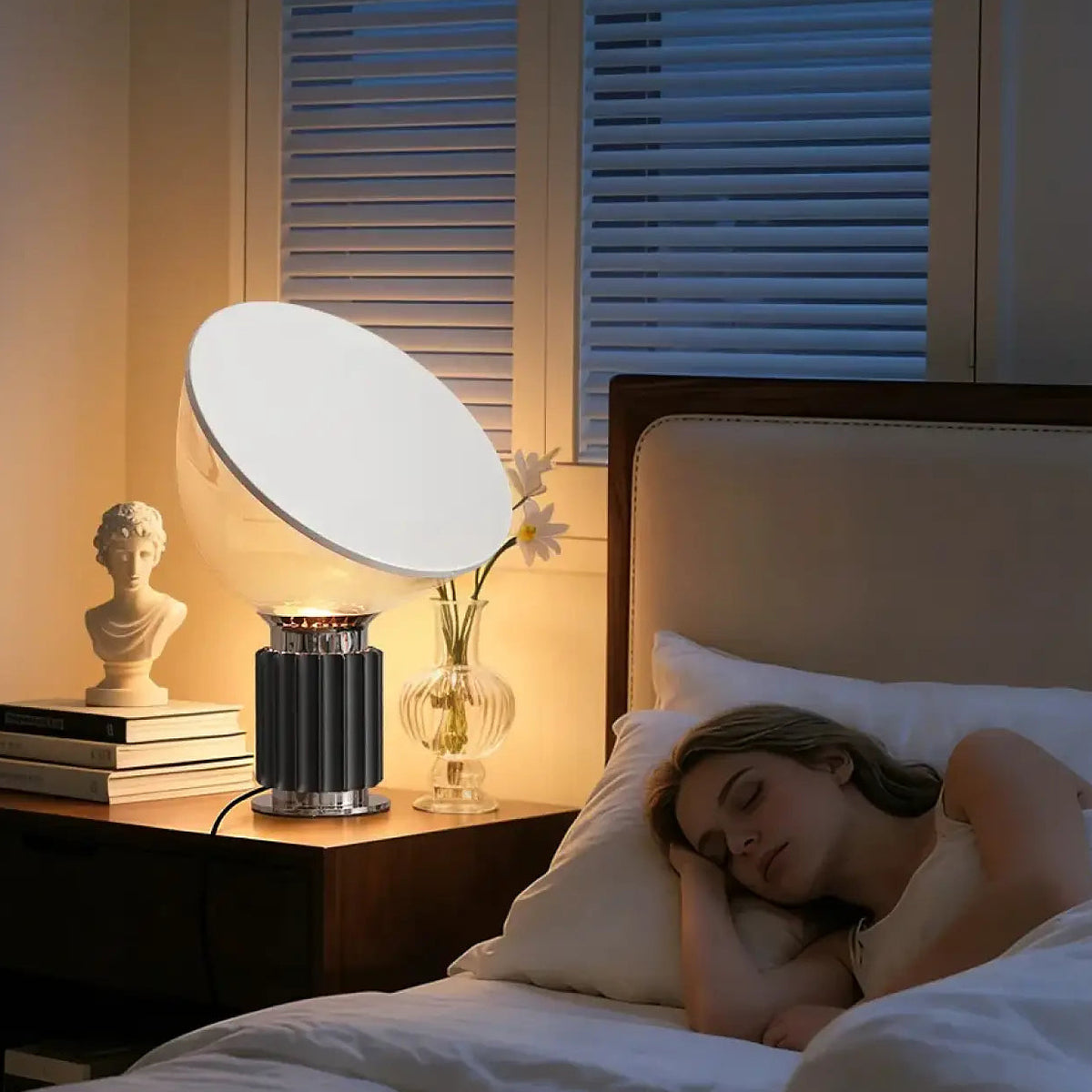Lampe à poser à abat-jour incliné et base striée, cinq coloris