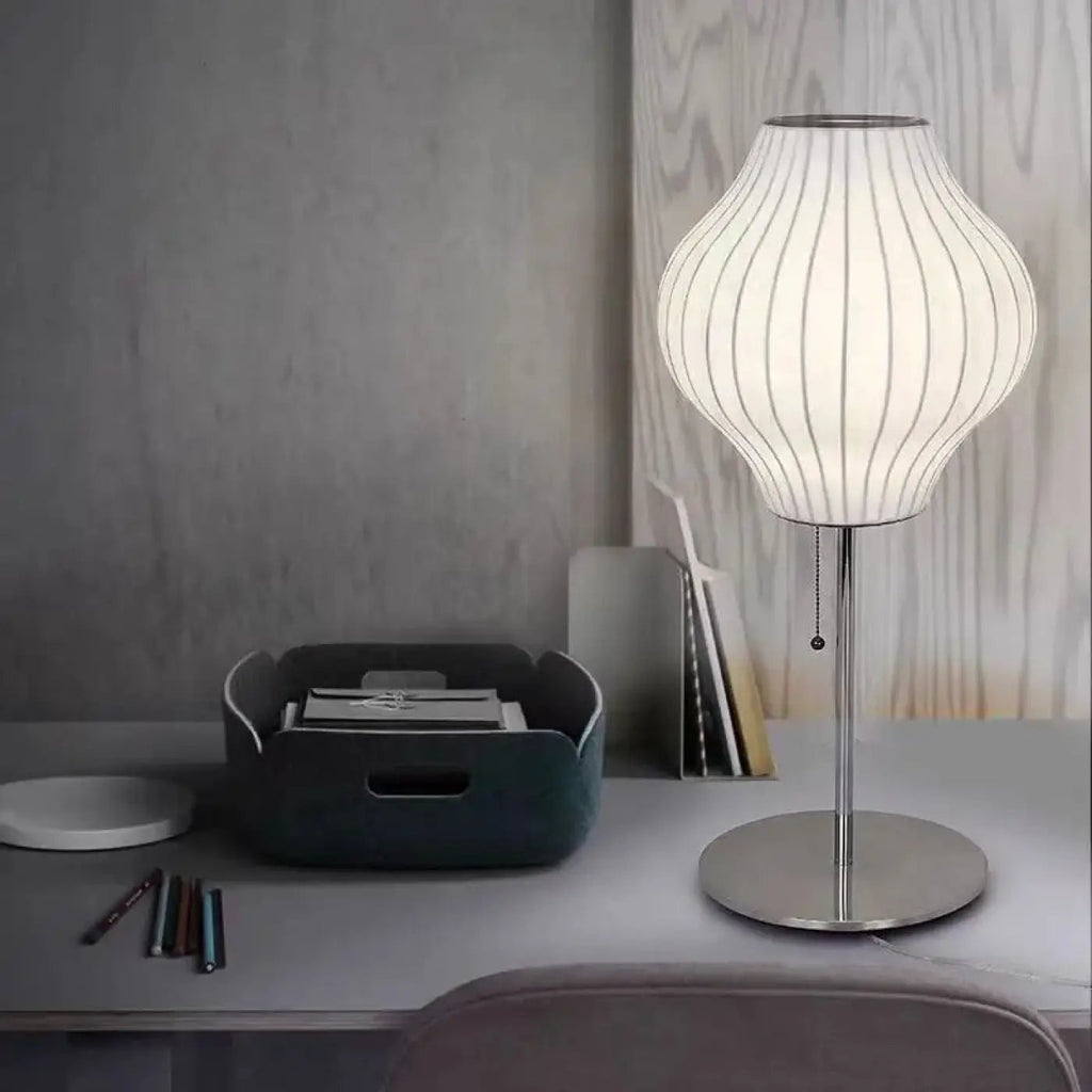 Lampe à poser à abat-jour ondulé et pied en métal, quatre modèles