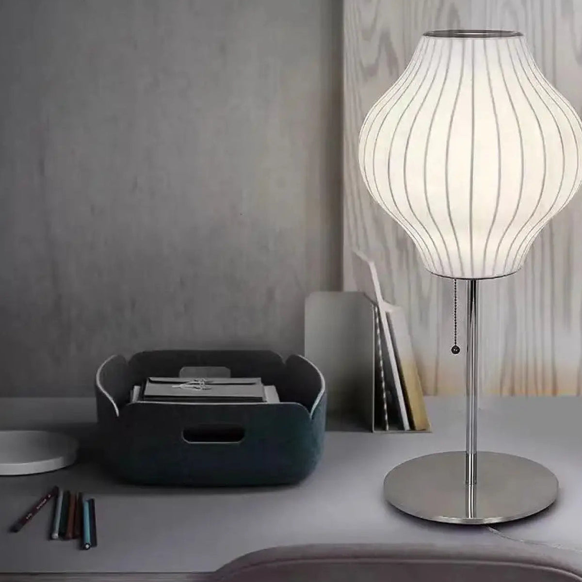 Lampe à poser à abat-jour ondulé et pied en métal, quatre modèles