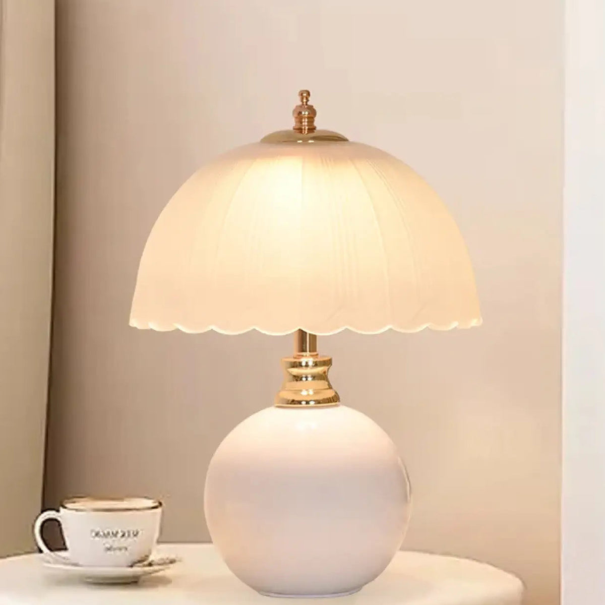 Lampe champignon vintage à abat-jour festonné, blanc