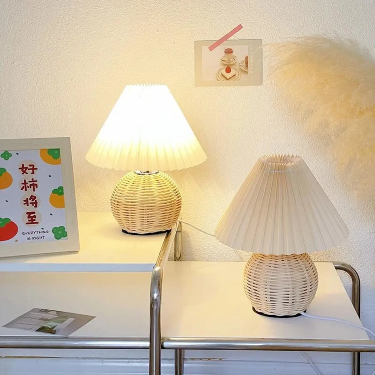 Lampe en rotin tressé à abat-jour plissé