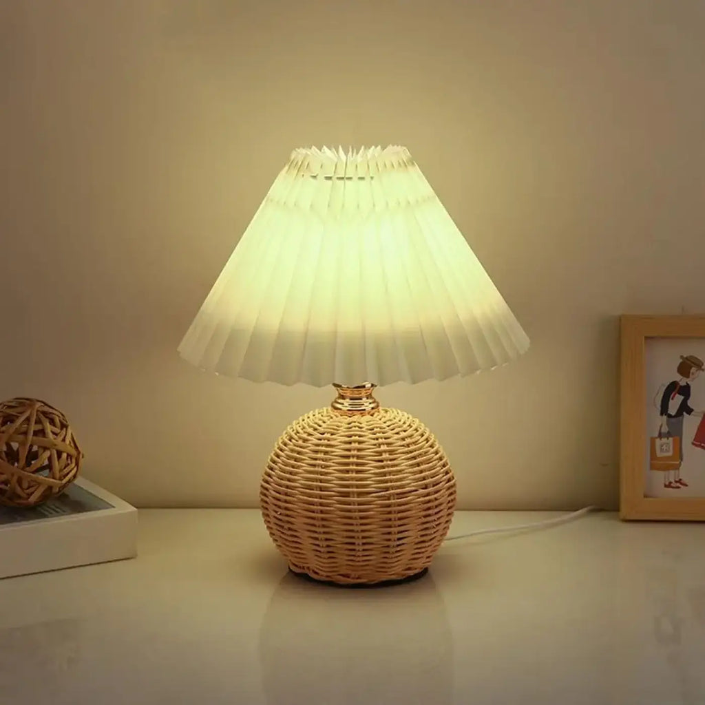 Lampe en rotin tressé à abat-jour plissé