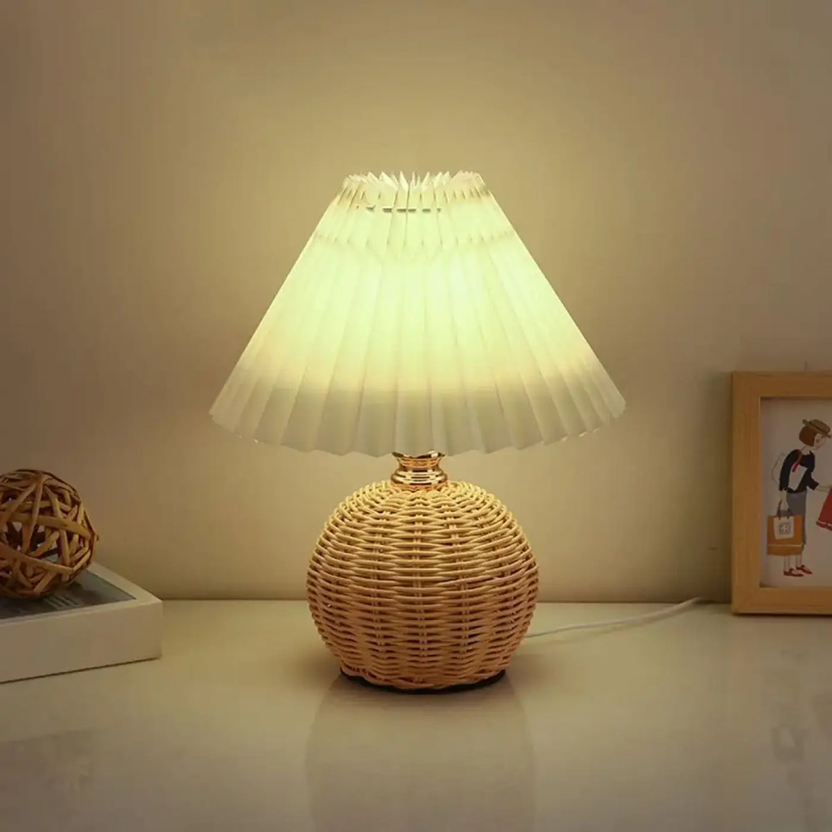 Lampe en rotin tressé à abat-jour plissé