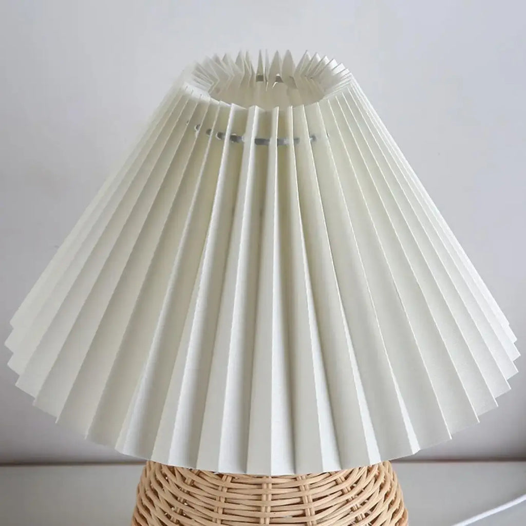 Lampe en rotin tressé à abat-jour plissé