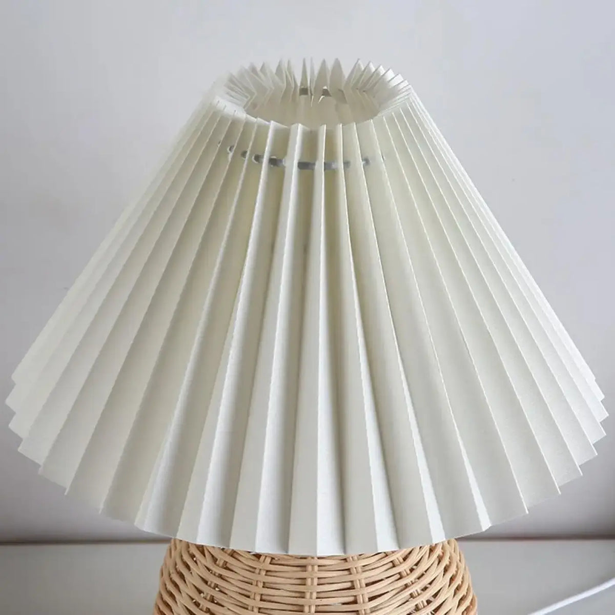 Lampe en rotin tressé à abat-jour plissé