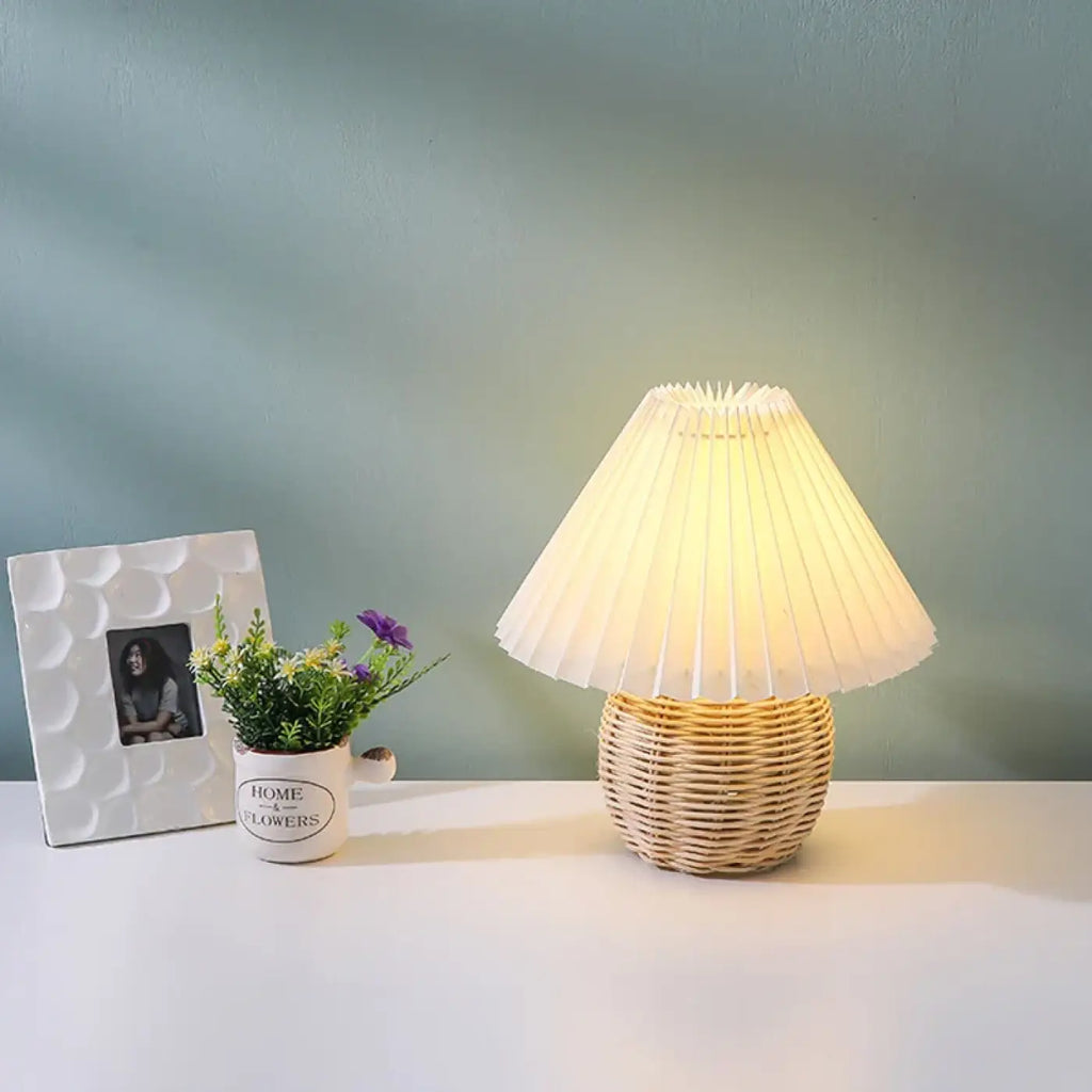 Lampe en rotin tressé à abat-jour plissé
