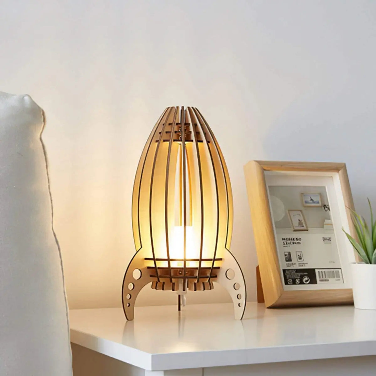 Lampe de chevet fusée, style rétro-futuriste