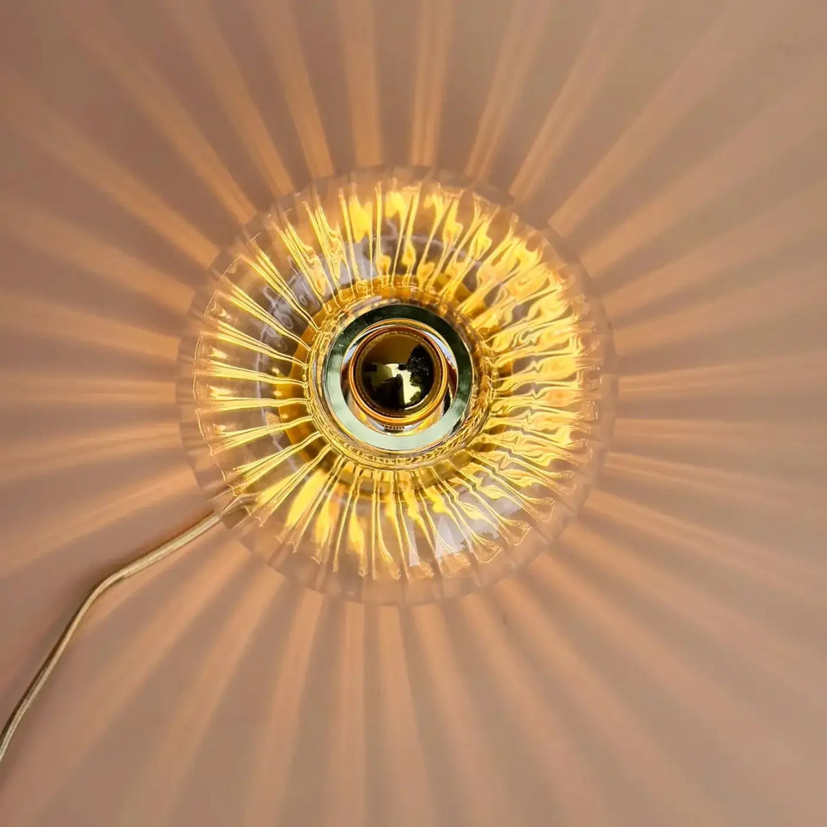 Lampe de chevet disque en verre soufflé, collerette dorée, 10 teintes