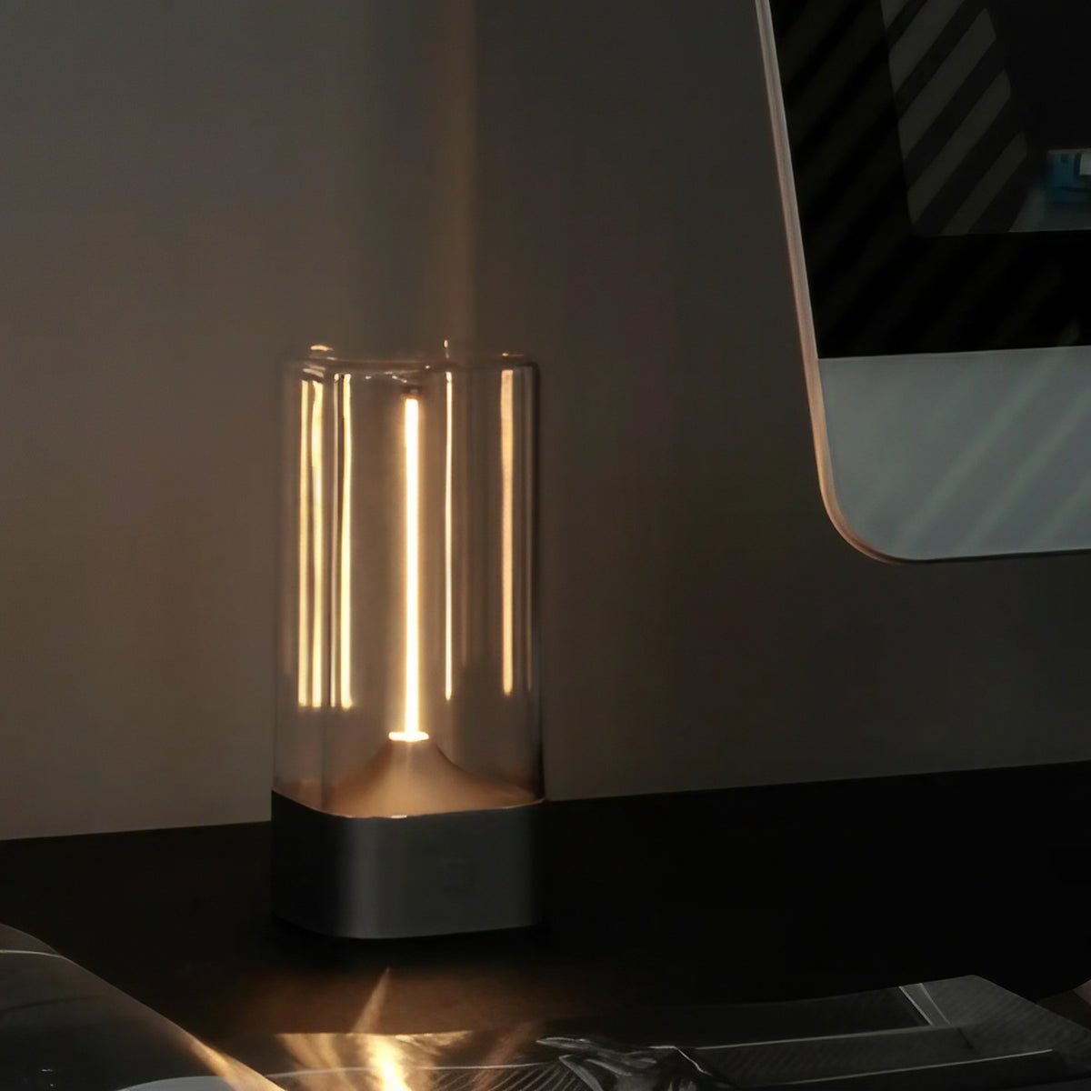 Lampe de table compacte aux lignes arrondies, style moderne