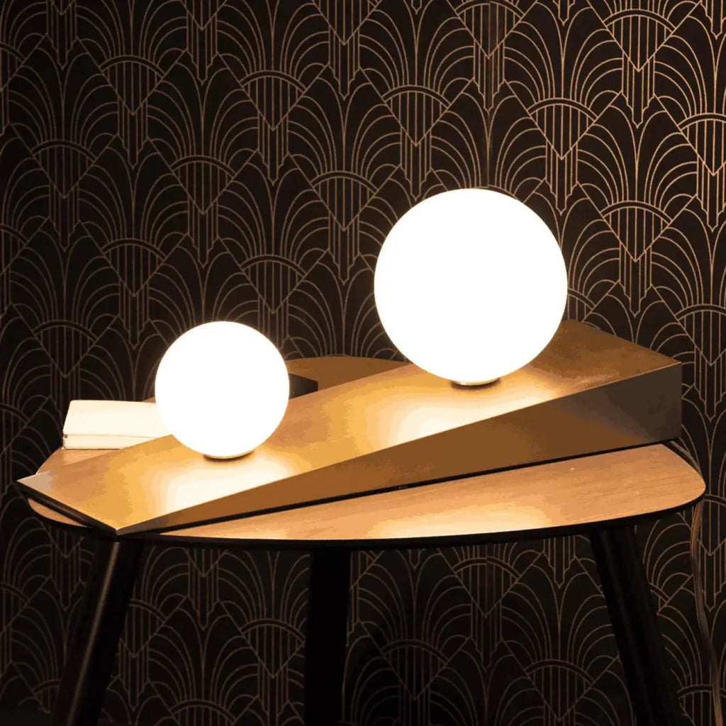 Lampe à poser dorée, deux globes de verre blanc
