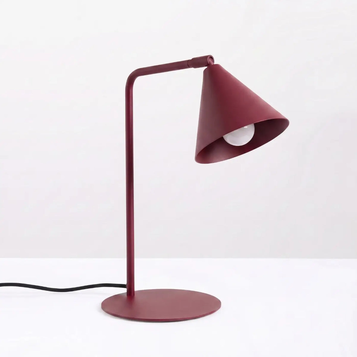 Lampe à poser à bras coudé, abat-jour conique orientable, 15 coloris, bordeaux