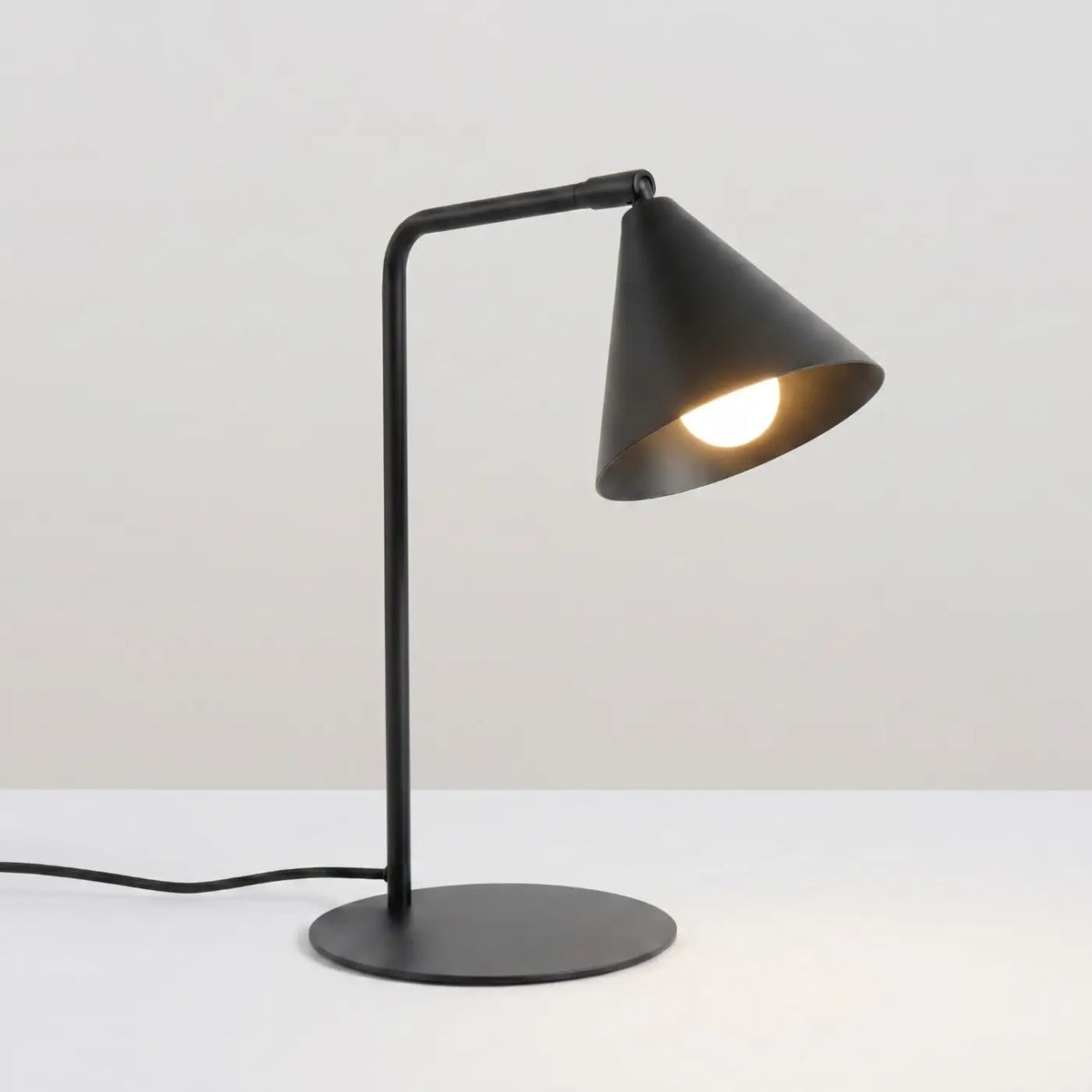 Lampe à poser à bras coudé, abat-jour conique orientable, 15 coloris