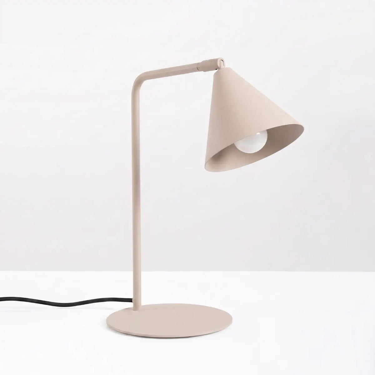 Lampe à poser à bras coudé, abat-jour conique orientable, 15 coloris, taupe
