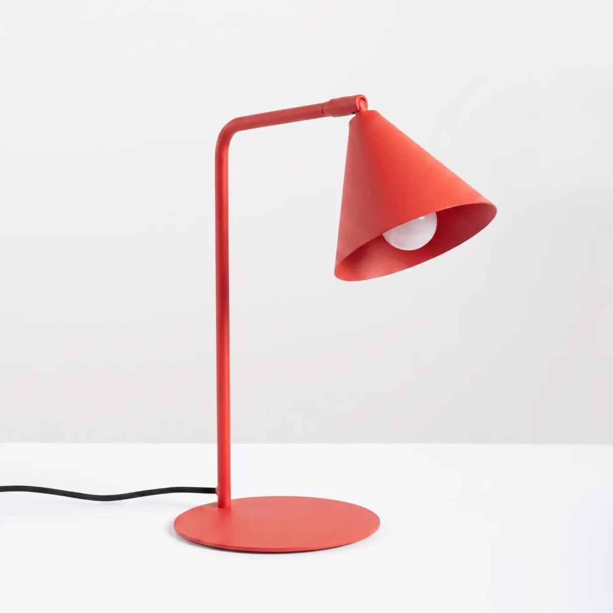 Lampe à poser à bras coudé, abat-jour conique orientable, 15 coloris, rouge