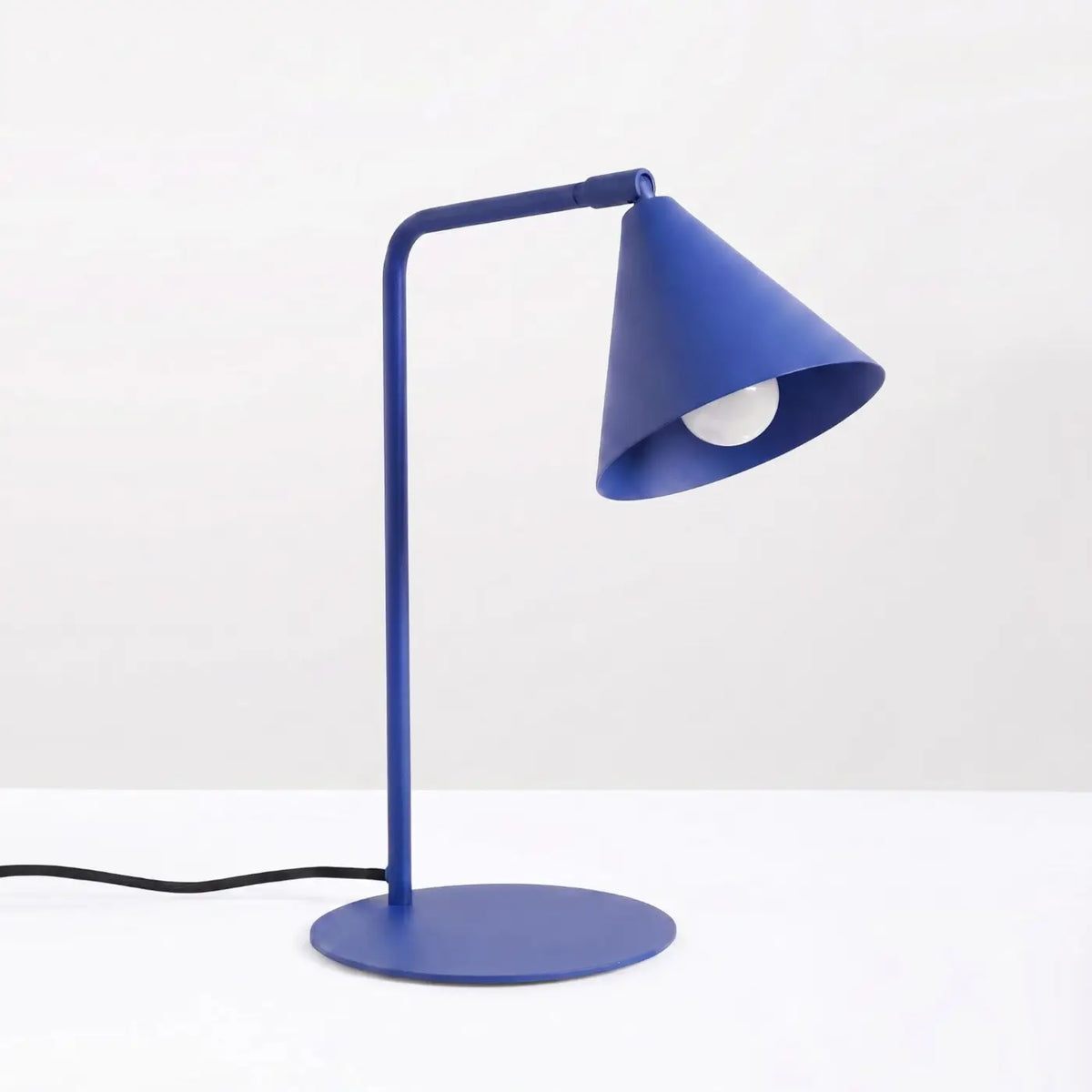 Lampe à poser à bras coudé, abat-jour conique orientable, 15 coloris, outremer