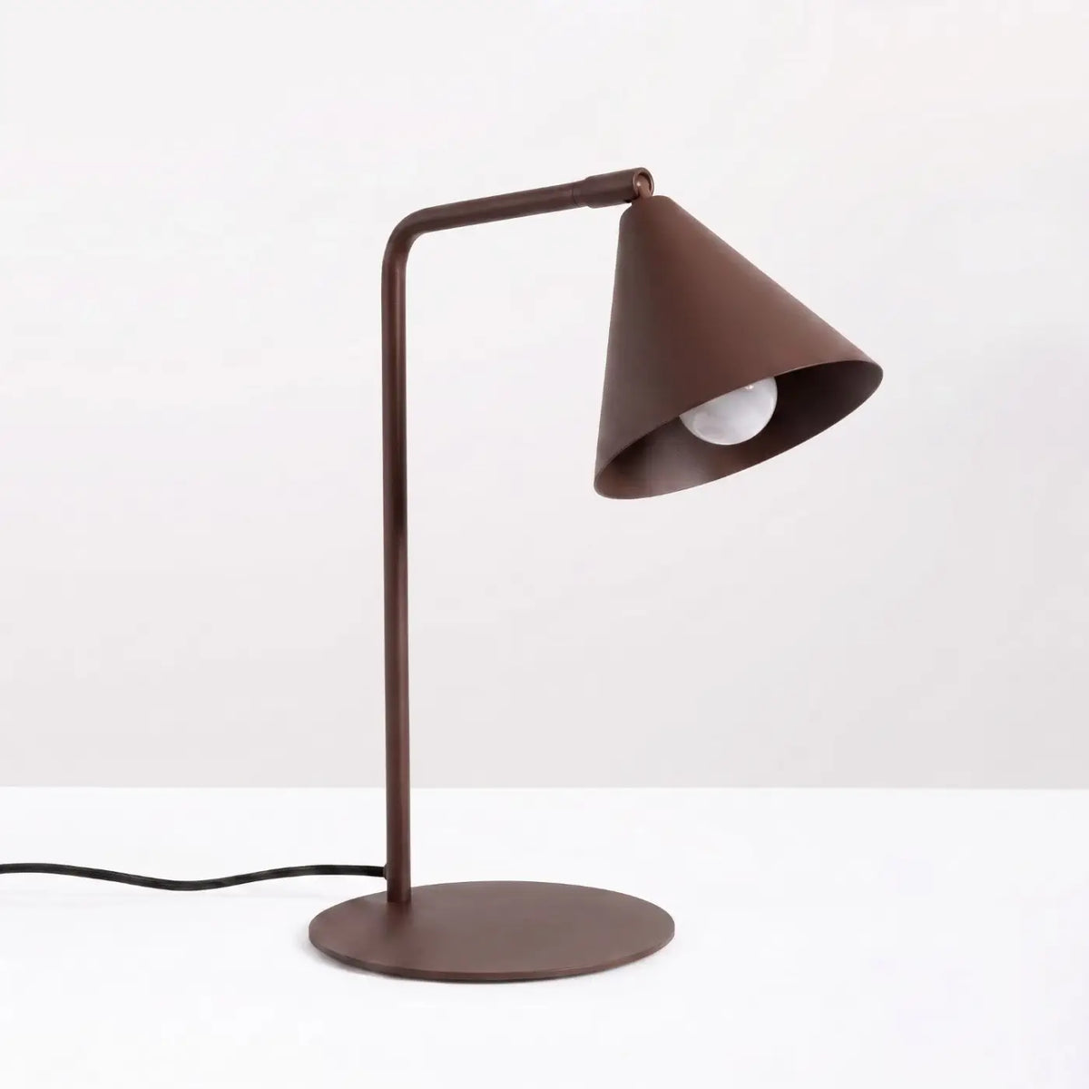 Lampe à poser à bras coudé, abat-jour conique orientable, 15 coloris, marron