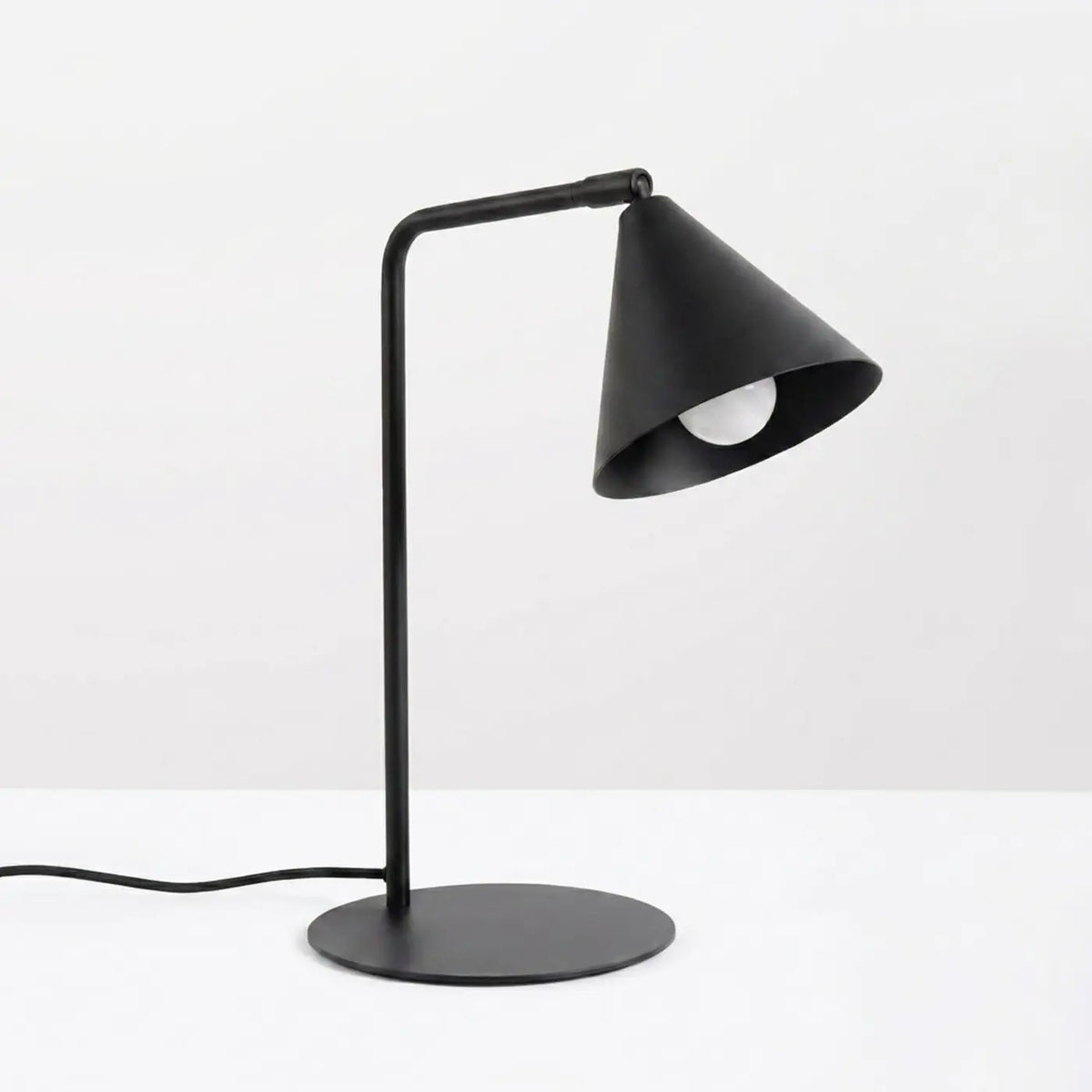 Lampe à poser à bras coudé, abat-jour conique orientable, 15 coloris, noir