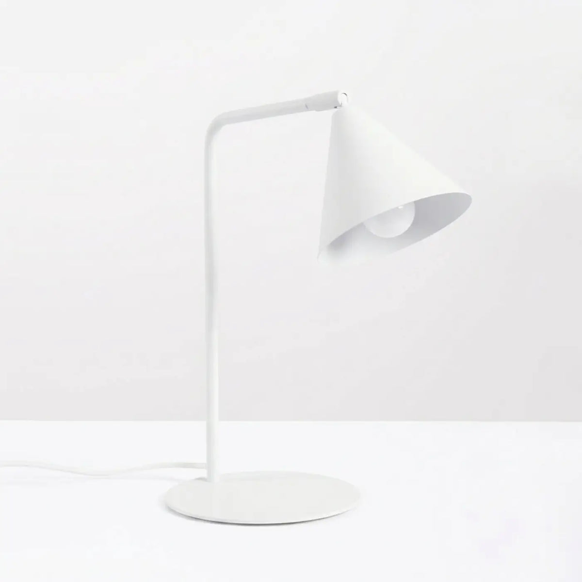 Lampe à poser à bras coudé, abat-jour conique orientable, 15 coloris, blanc