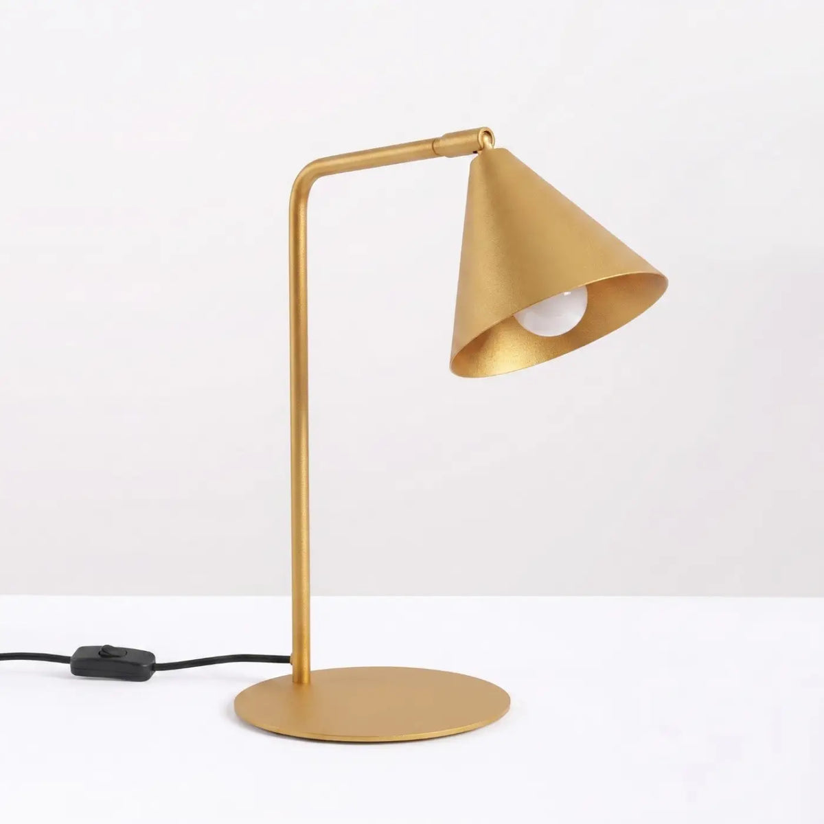 Lampe à poser à bras coudé, abat-jour conique orientable, 15 coloris, doré