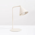 Lampe à poser à bras coudé, abat-jour conique orientable, 15 coloris, beige