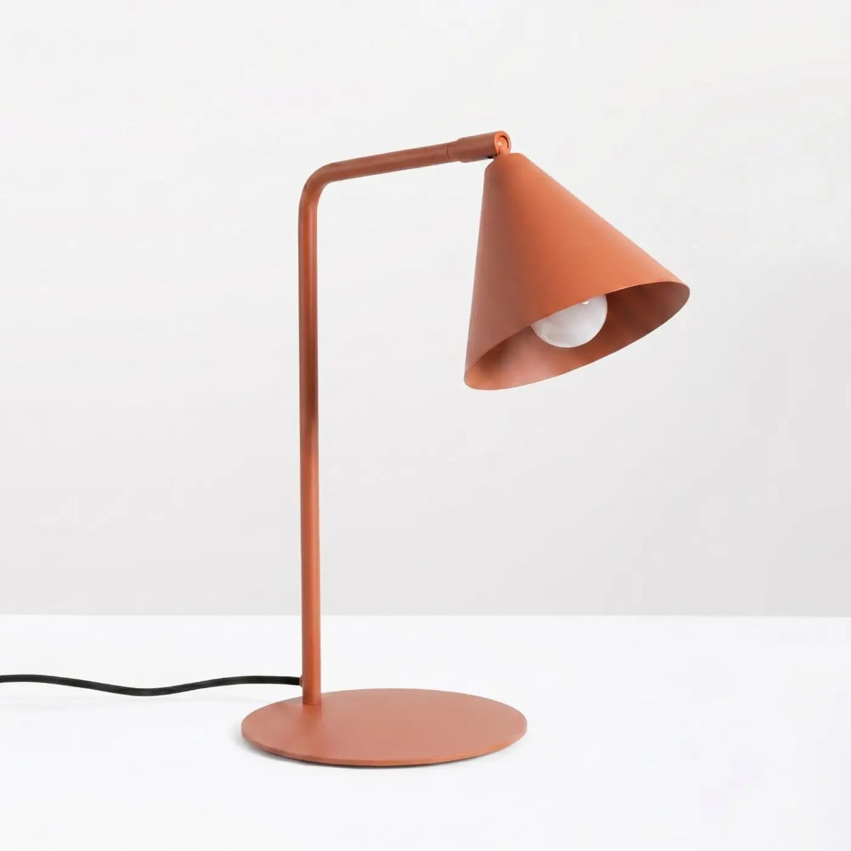 Lampe à poser à bras coudé, abat-jour conique orientable, 15 coloris, rouge ocre