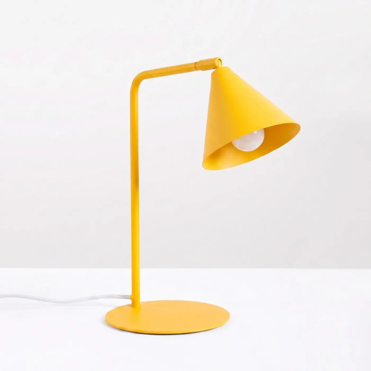 Lampe à poser à bras coudé, abat-jour conique orientable, 15 coloris, jaune