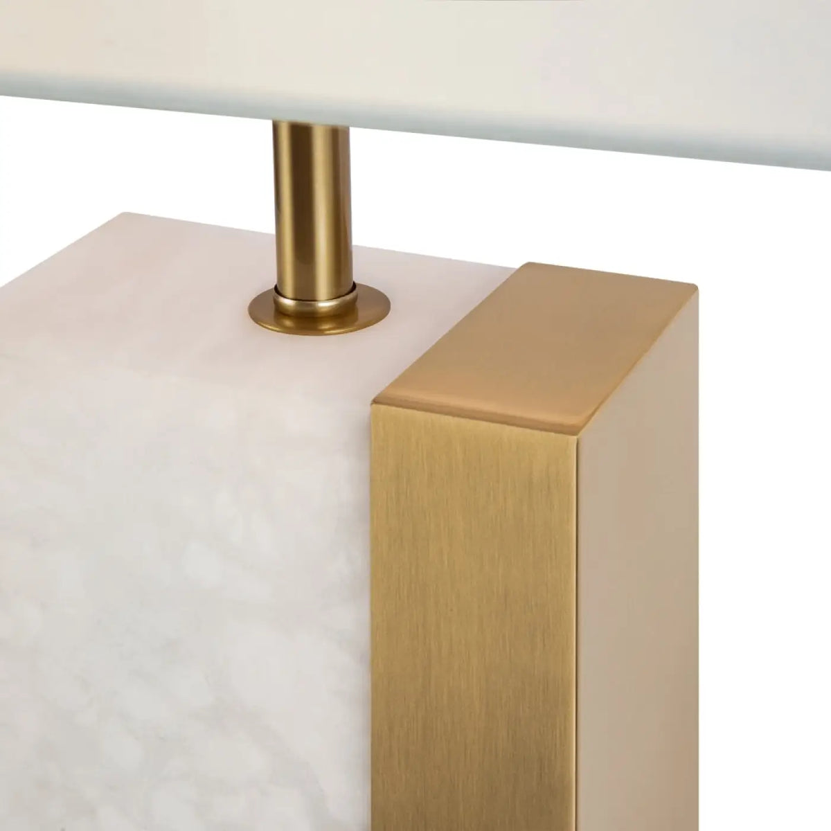 Lampe à poser en albâtre et métal laiton, abat-jour tissu blanc