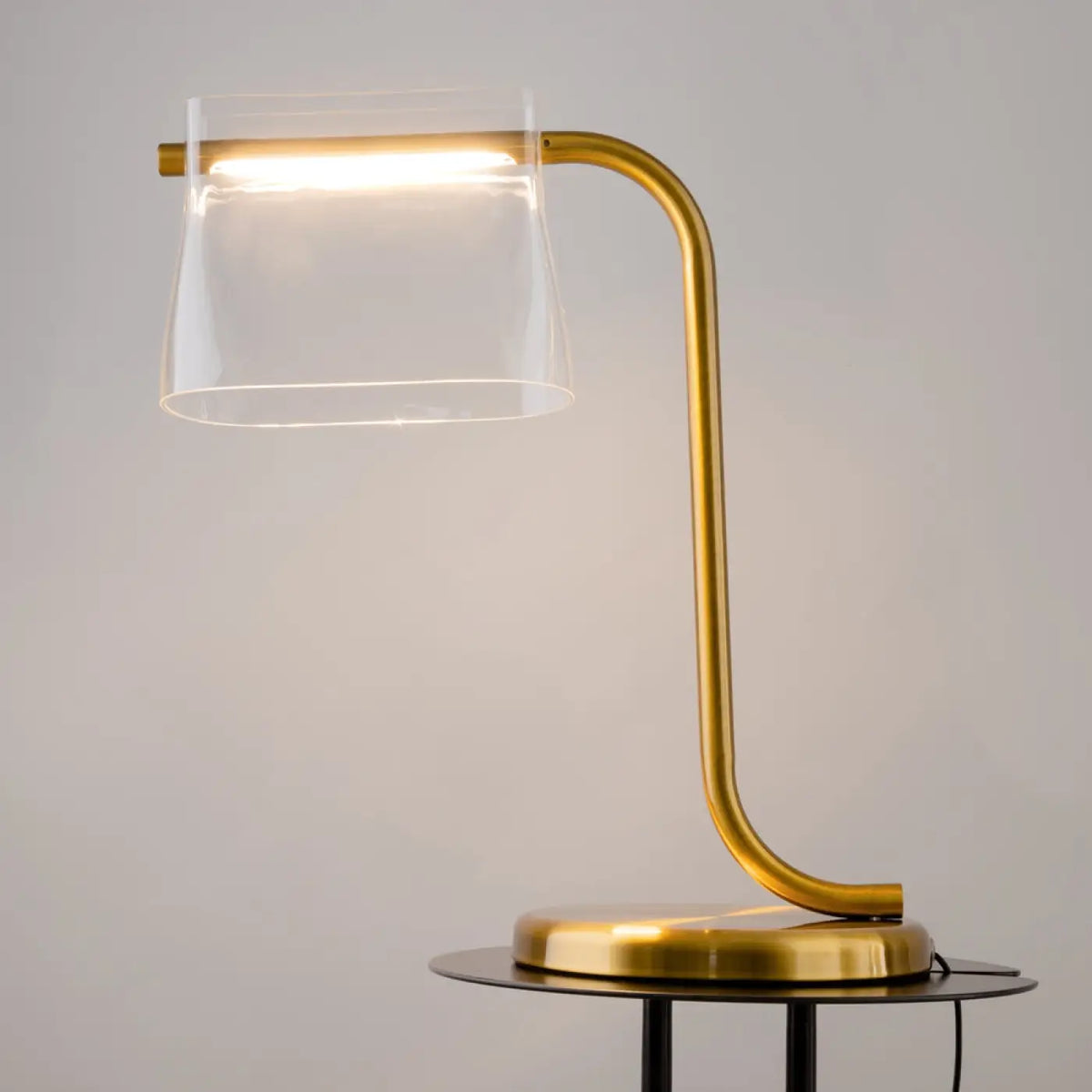 Lampe à poser LED base finition laiton et abat-jour en verre clair