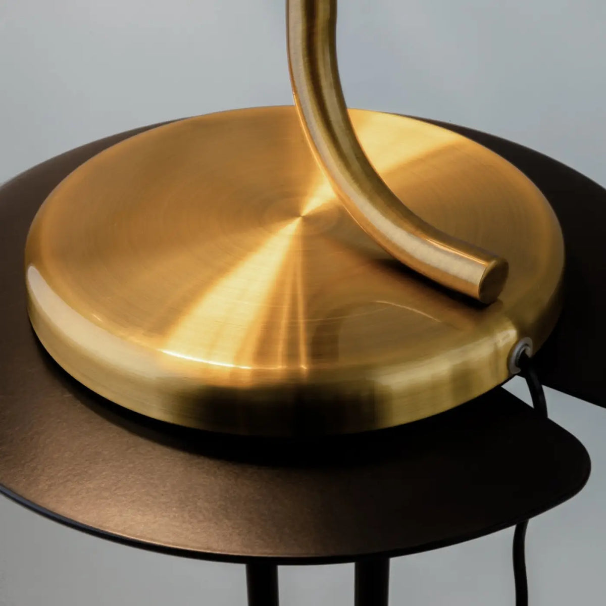 Lampe à poser LED base finition laiton et abat-jour en verre clair
