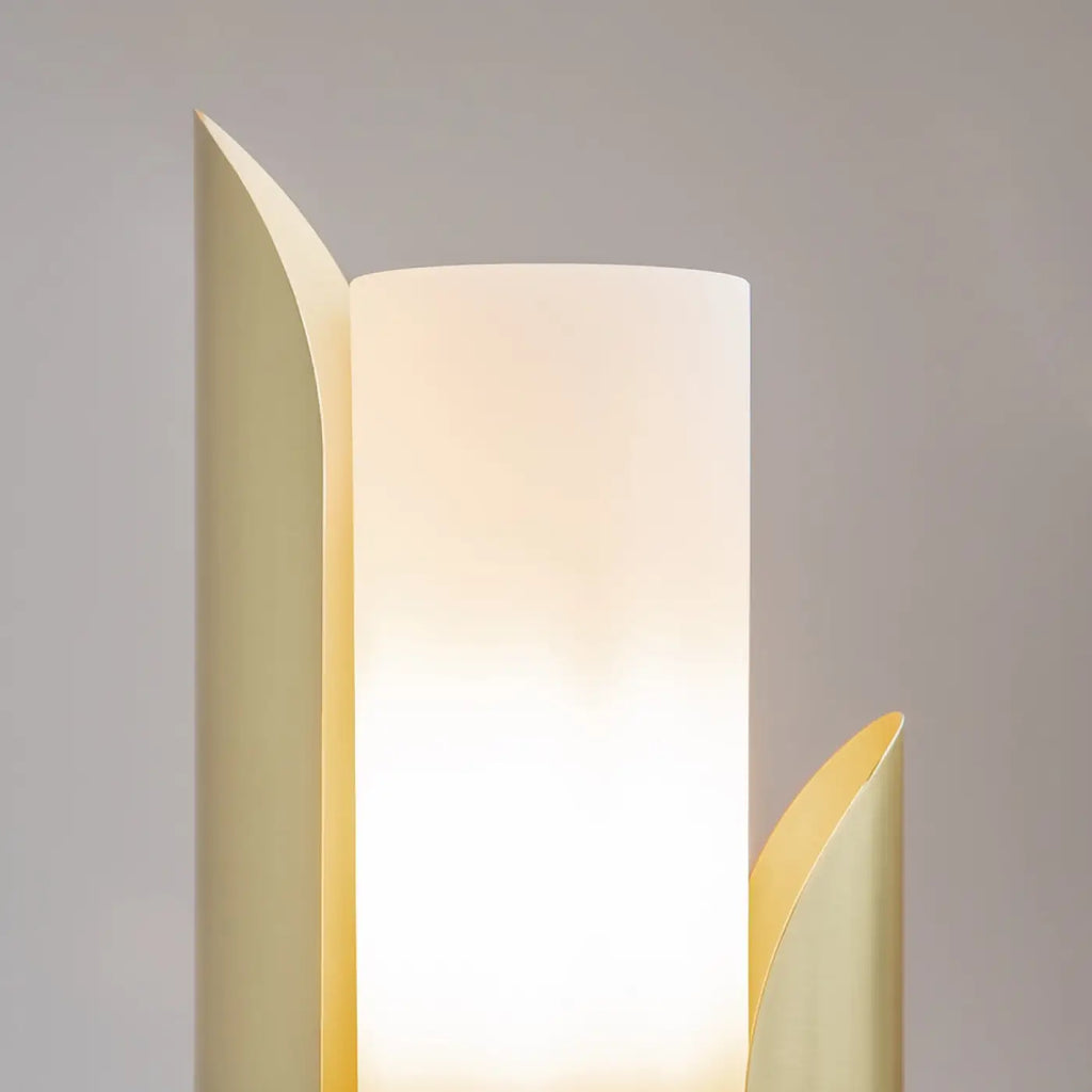 Lampe à poser haute en métal doré et verre opalin, 75 cm