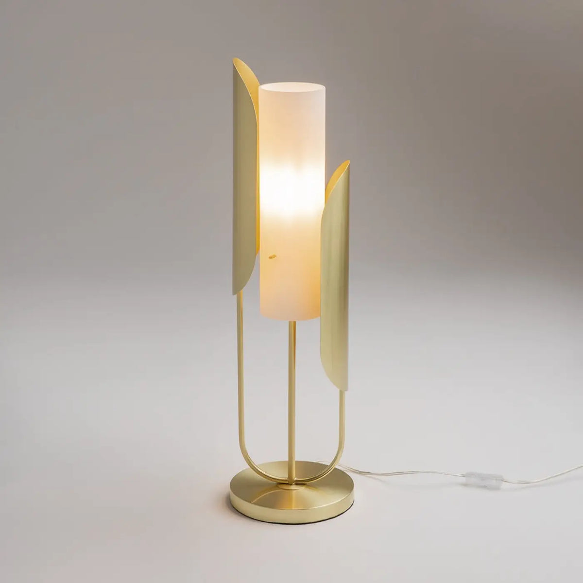 Lampe à poser haute en métal doré et verre opalin, 75 cm
