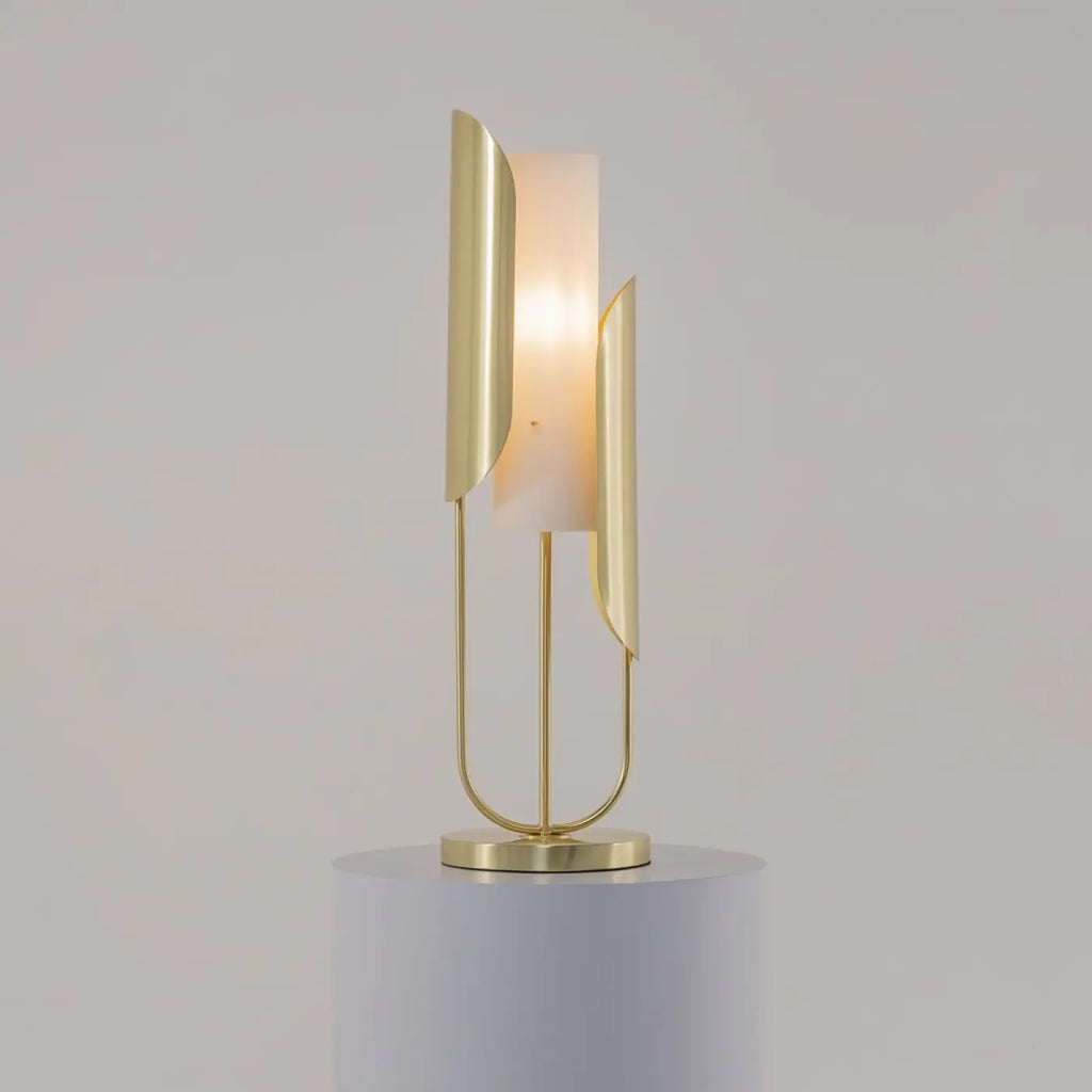 Lampe à poser haute en métal doré et verre opalin, 75 cm